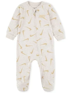 Outlet 🤩 Nike Swooshfetti Footed Coverall In White ✔️